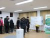고흥군장애인복지관이 고흥군 발달장애인을 위한 참정권교육을 진행, 고흥군선거관리위원회와 함께 모의투표를 실시하고 있다