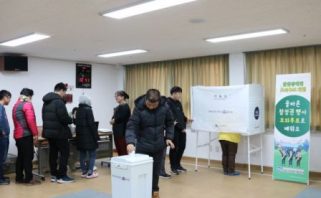 고흥군장애인복지관이 고흥군 발달장애인을 위한 참정권교육을 진행, 고흥군선거관리위원회와 함께 모의투표를 실시하고 있다